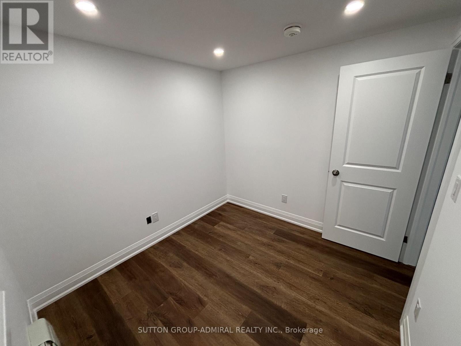 












166 VAUGHAN ROAD

,
Toronto (Humewood-Cedarvale),




Ontario
M6C2M2

