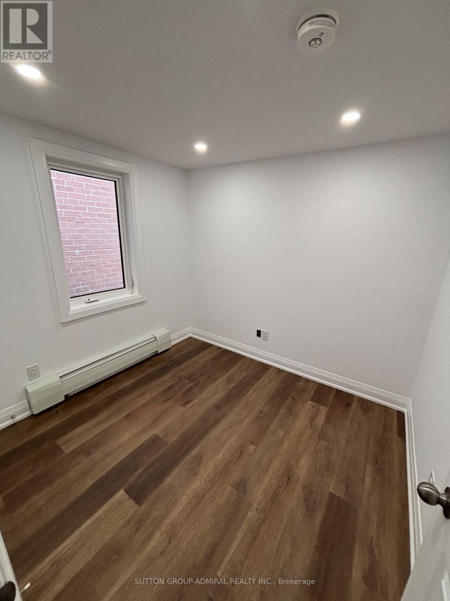 












166 VAUGHAN ROAD

,
Toronto (Humewood-Cedarvale),




Ontario
M6C2M2

