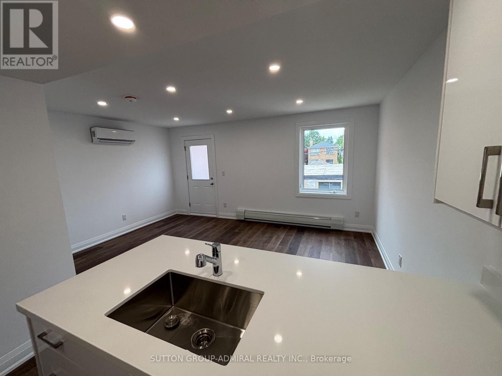 












166 VAUGHAN ROAD

,
Toronto (Humewood-Cedarvale),




Ontario
M6C2M2

