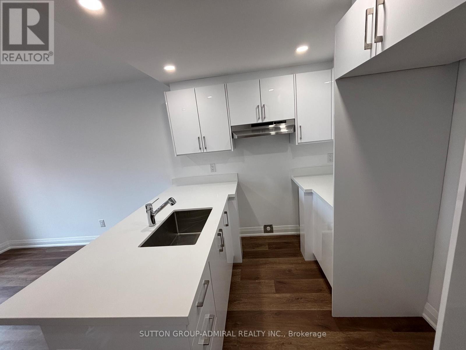 












166 VAUGHAN ROAD

,
Toronto (Humewood-Cedarvale),




Ontario
M6C2M2

