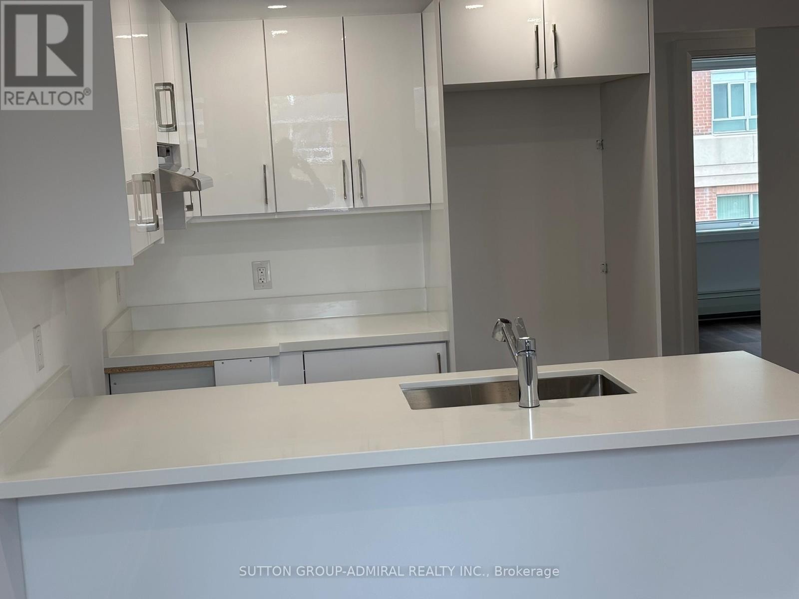 












166 VAUGHAN ROAD

,
Toronto (Humewood-Cedarvale),




Ontario
M6C2M2

