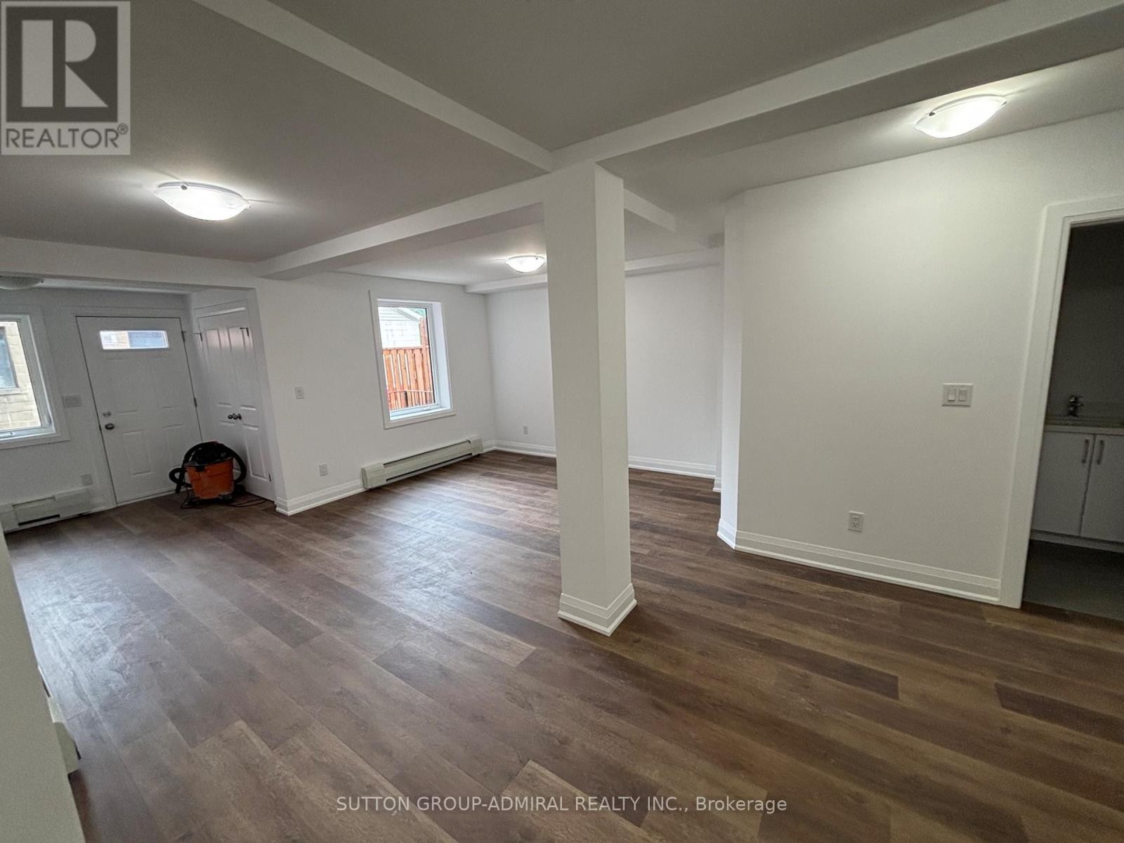 












166 VAUGHAN ROAD

,
Toronto (Humewood-Cedarvale),




Ontario
M6C2M2

