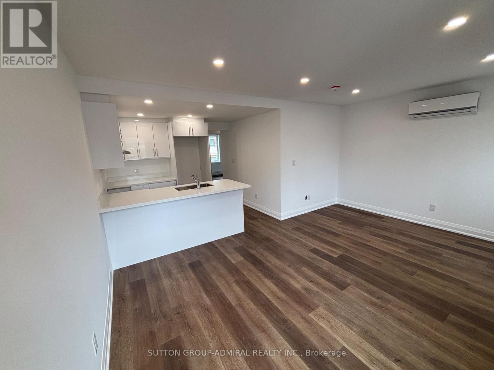 












166 VAUGHAN ROAD

,
Toronto (Humewood-Cedarvale),




Ontario
M6C2M2

