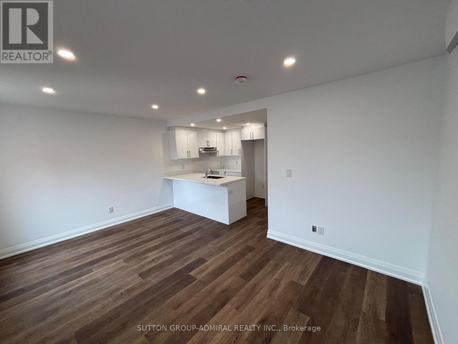 












166 VAUGHAN ROAD

,
Toronto (Humewood-Cedarvale),




Ontario
M6C2M2


