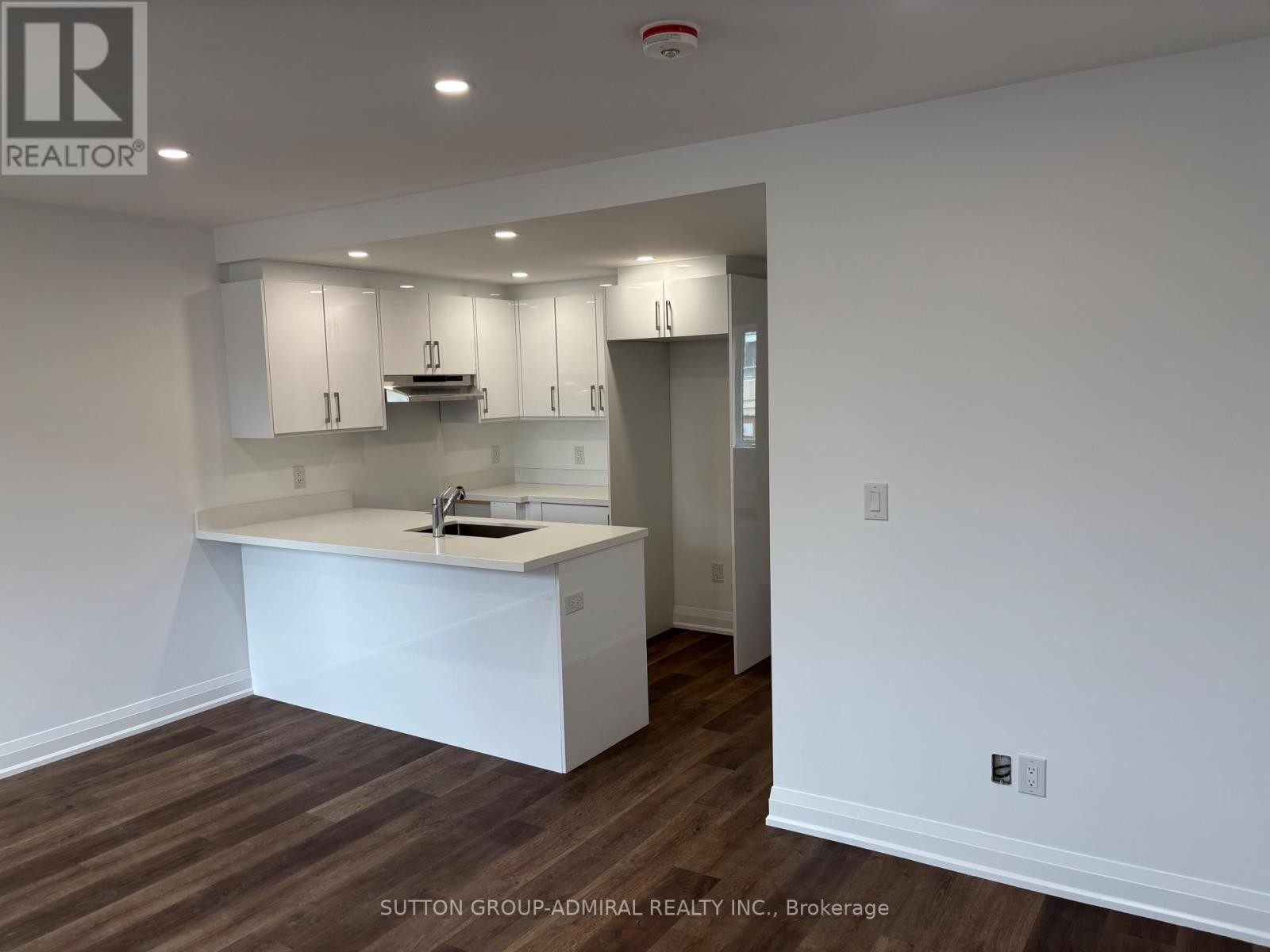 












166 VAUGHAN ROAD

,
Toronto (Humewood-Cedarvale),




Ontario
M6C2M2

