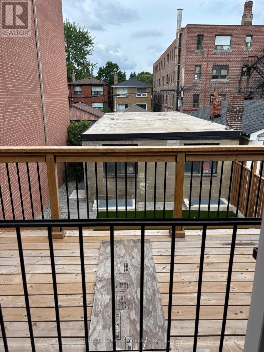 












166 VAUGHAN ROAD

,
Toronto (Humewood-Cedarvale),




Ontario
M6C2M2

