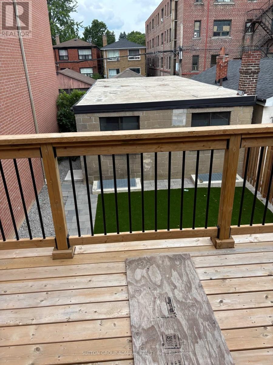 












166 VAUGHAN ROAD

,
Toronto (Humewood-Cedarvale),




Ontario
M6C2M2


