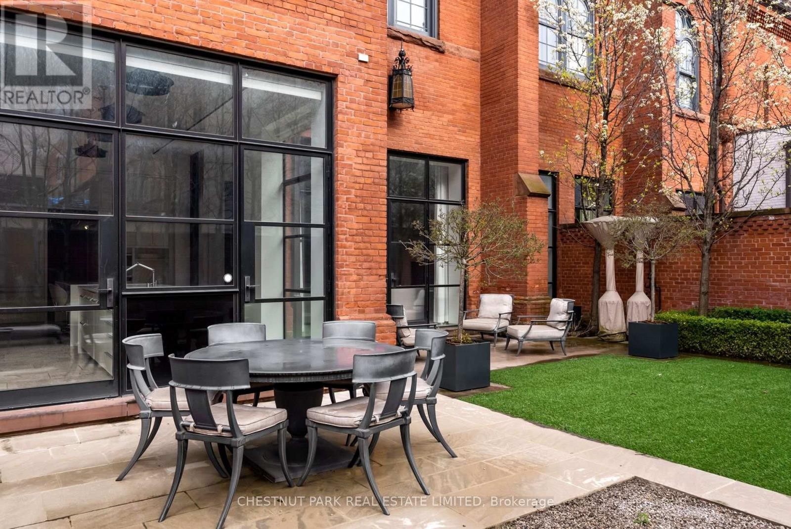 












310 PALMERSTON BOULEVARD

,
Toronto (Palmerston-Little Italy),




Ontario
M6G2N5


