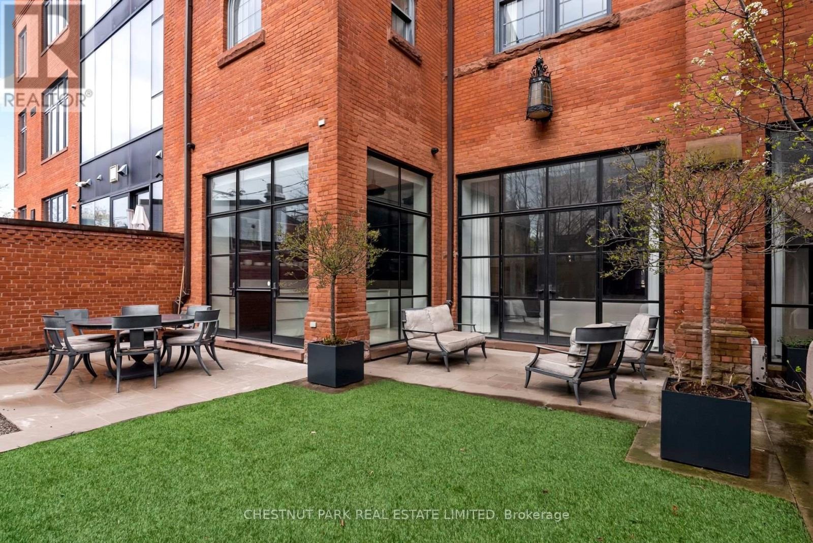 












310 PALMERSTON BOULEVARD

,
Toronto (Palmerston-Little Italy),




Ontario
M6G2N5

