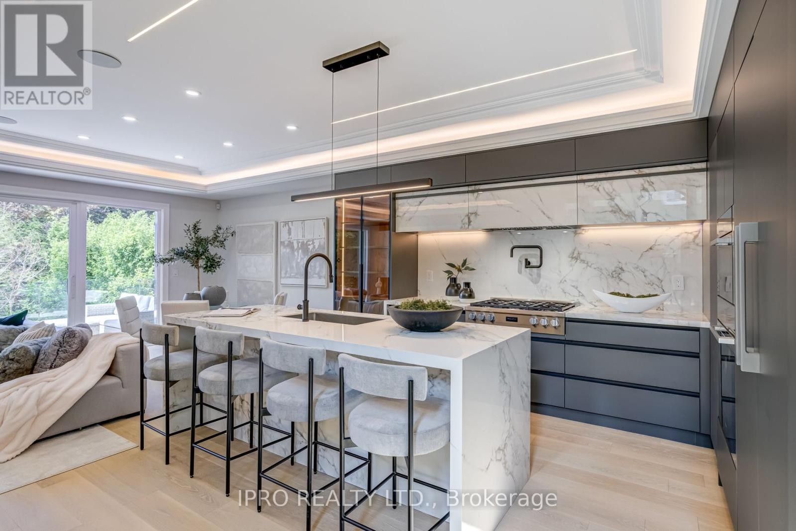 












594 BROADWAY AVENUE

,
Toronto (Leaside),




Ontario
M4G2S5

