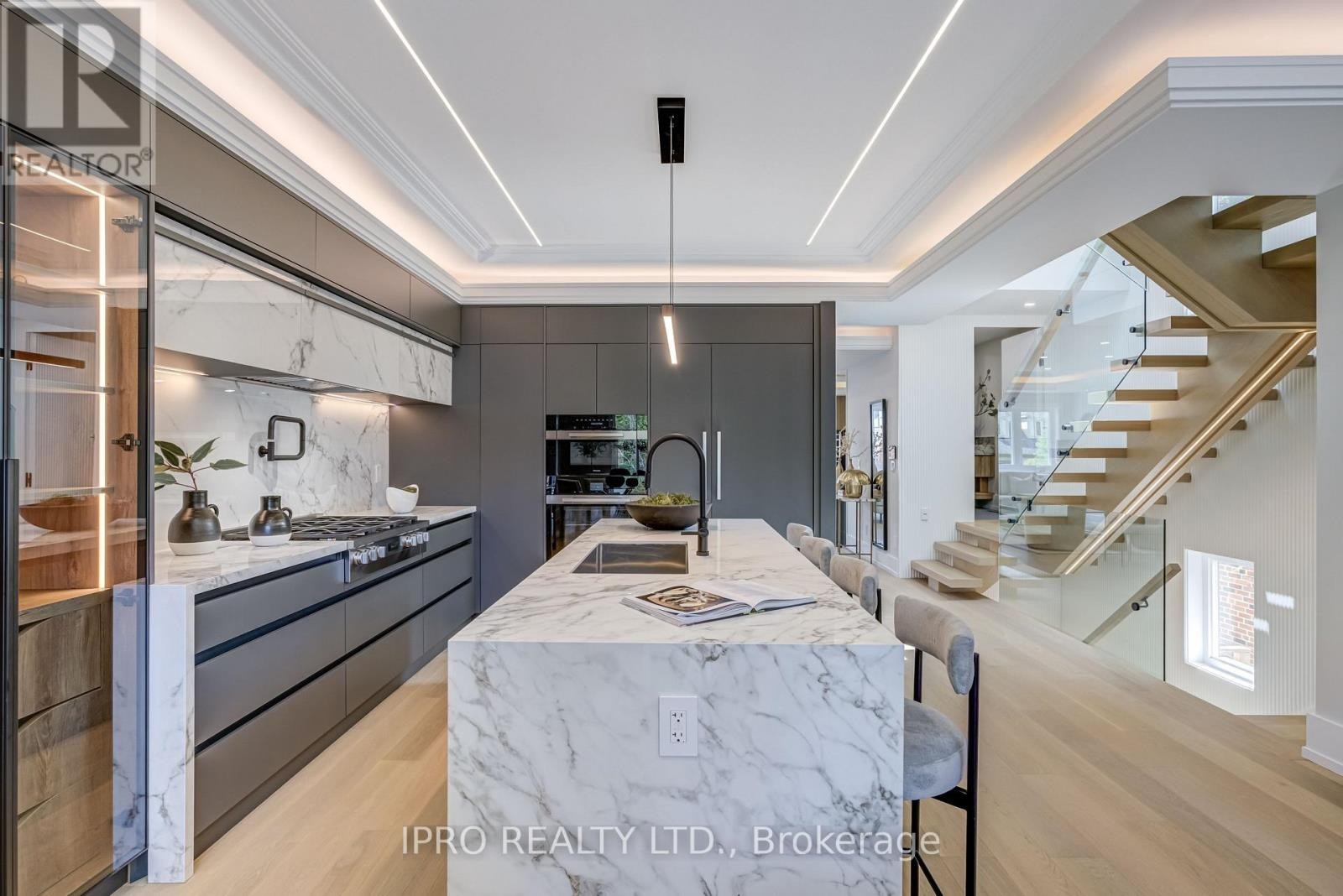 












594 BROADWAY AVENUE

,
Toronto (Leaside),




Ontario
M4G2S5

