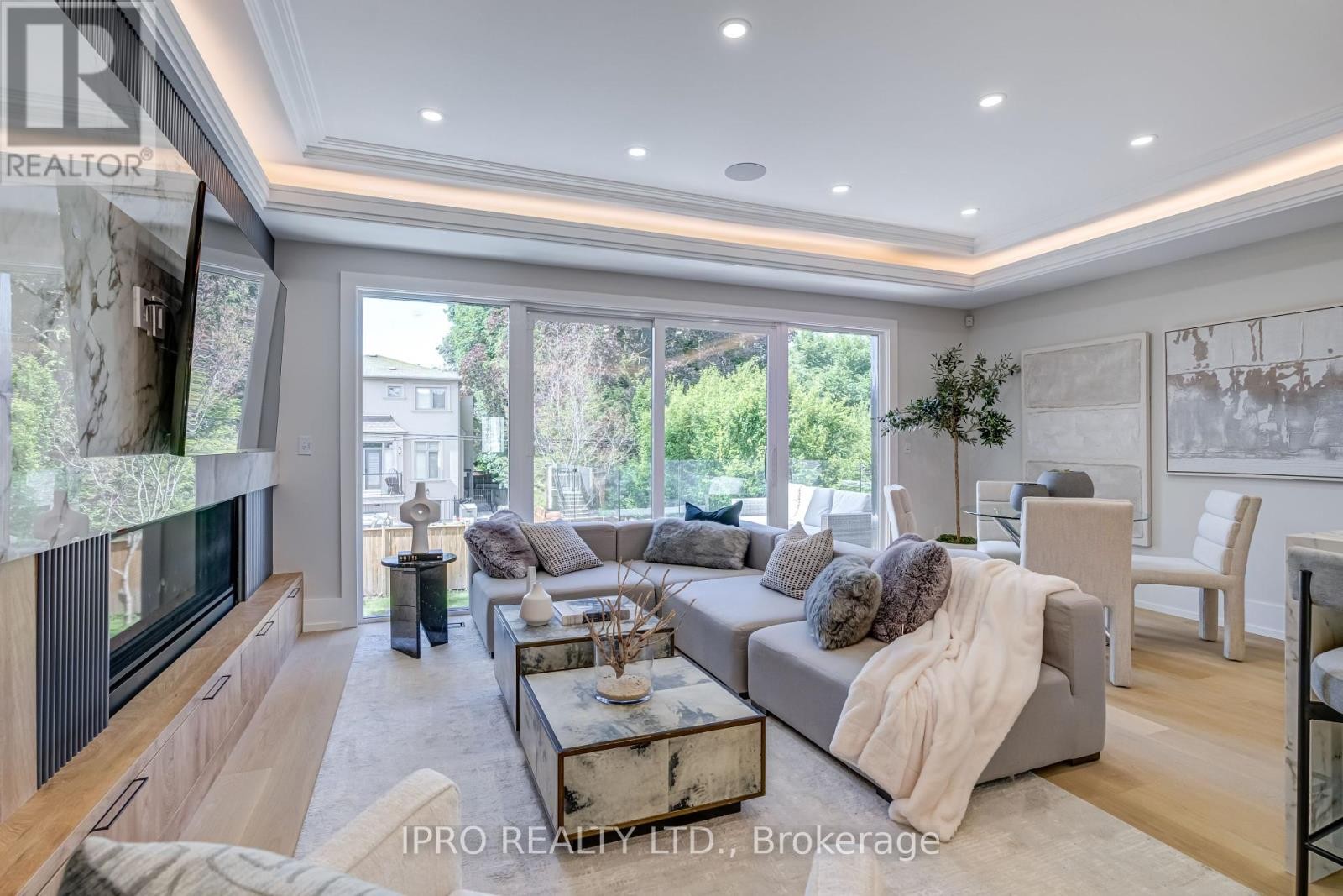 












594 BROADWAY AVENUE

,
Toronto (Leaside),




Ontario
M4G2S5


