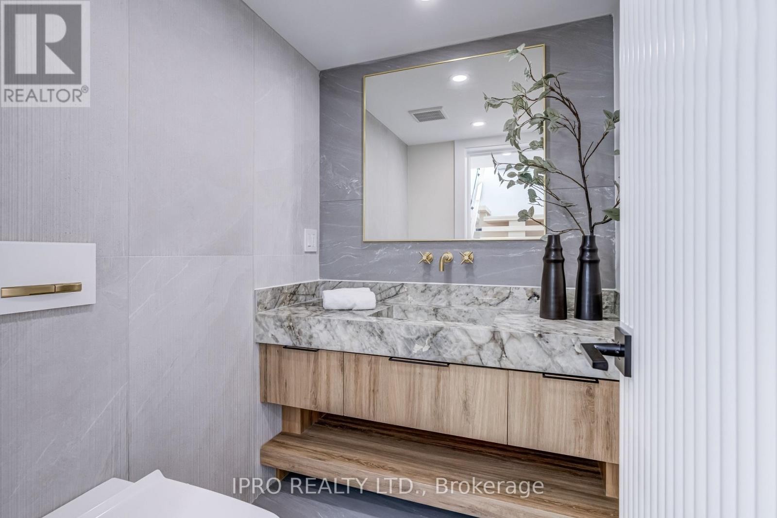 












594 BROADWAY AVENUE

,
Toronto (Leaside),




Ontario
M4G2S5

