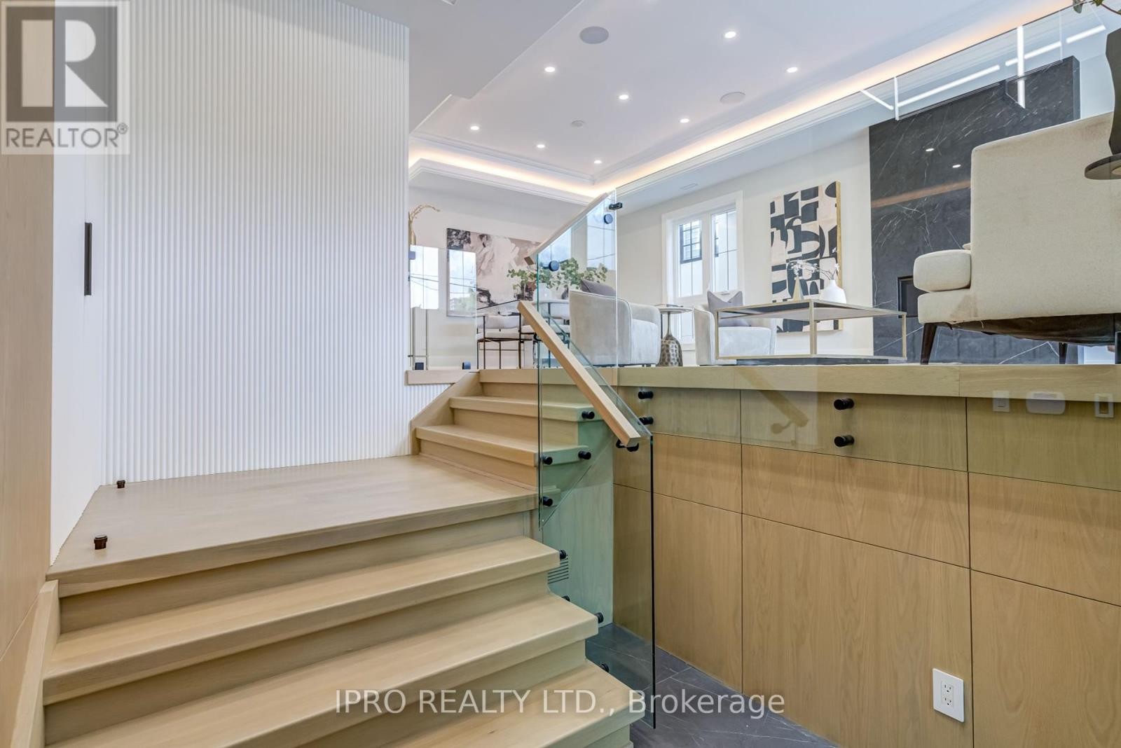 












594 BROADWAY AVENUE

,
Toronto (Leaside),




Ontario
M4G2S5

