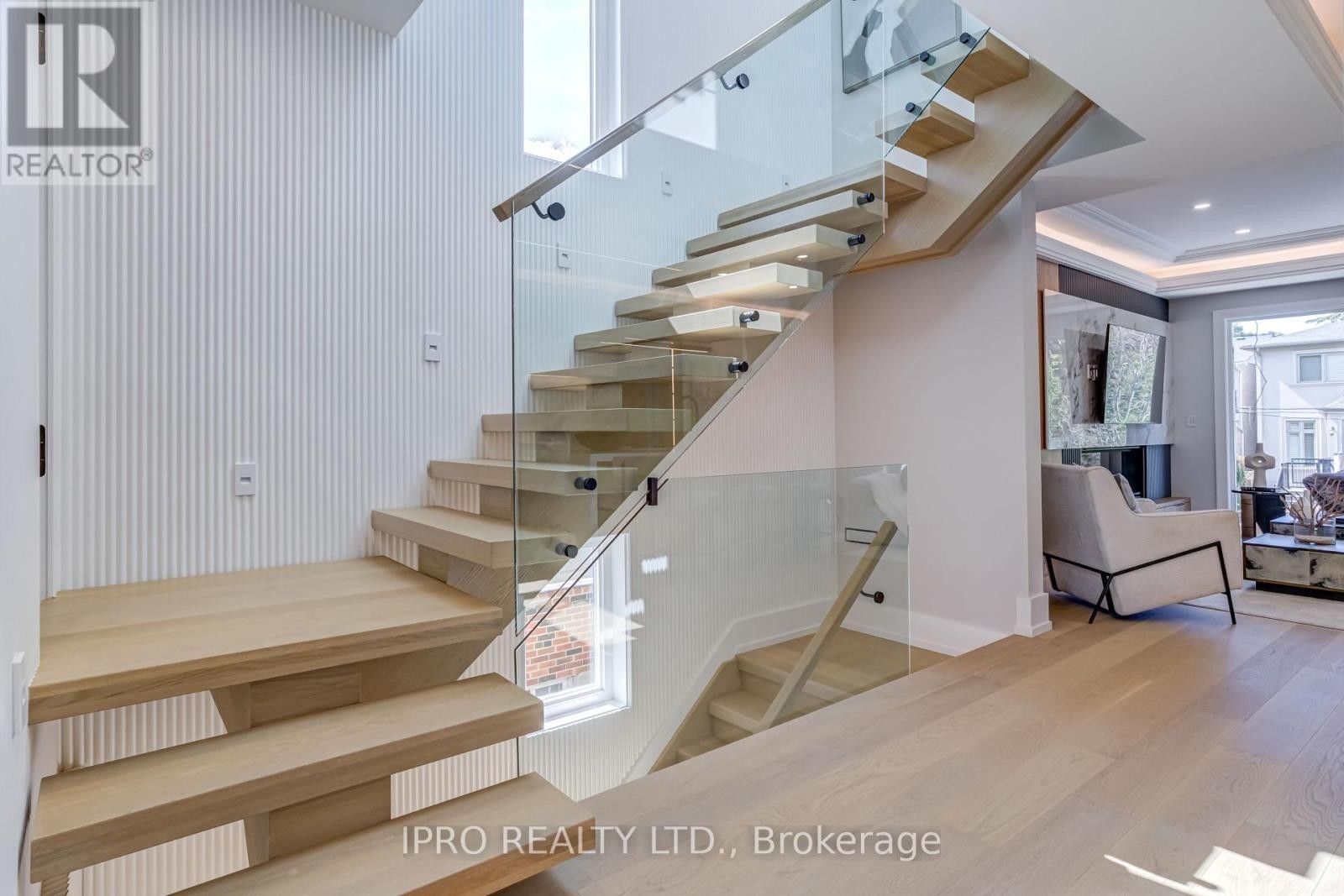 












594 BROADWAY AVENUE

,
Toronto (Leaside),




Ontario
M4G2S5

