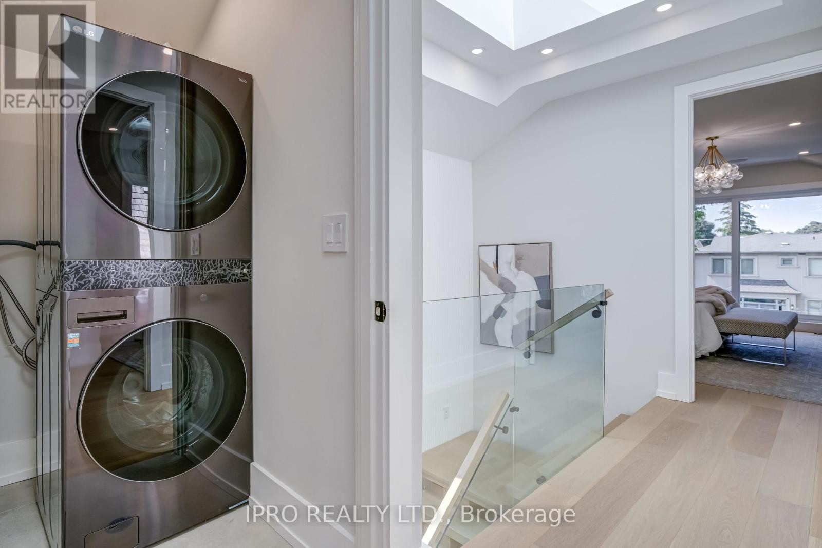 












594 BROADWAY AVENUE

,
Toronto (Leaside),




Ontario
M4G2S5

