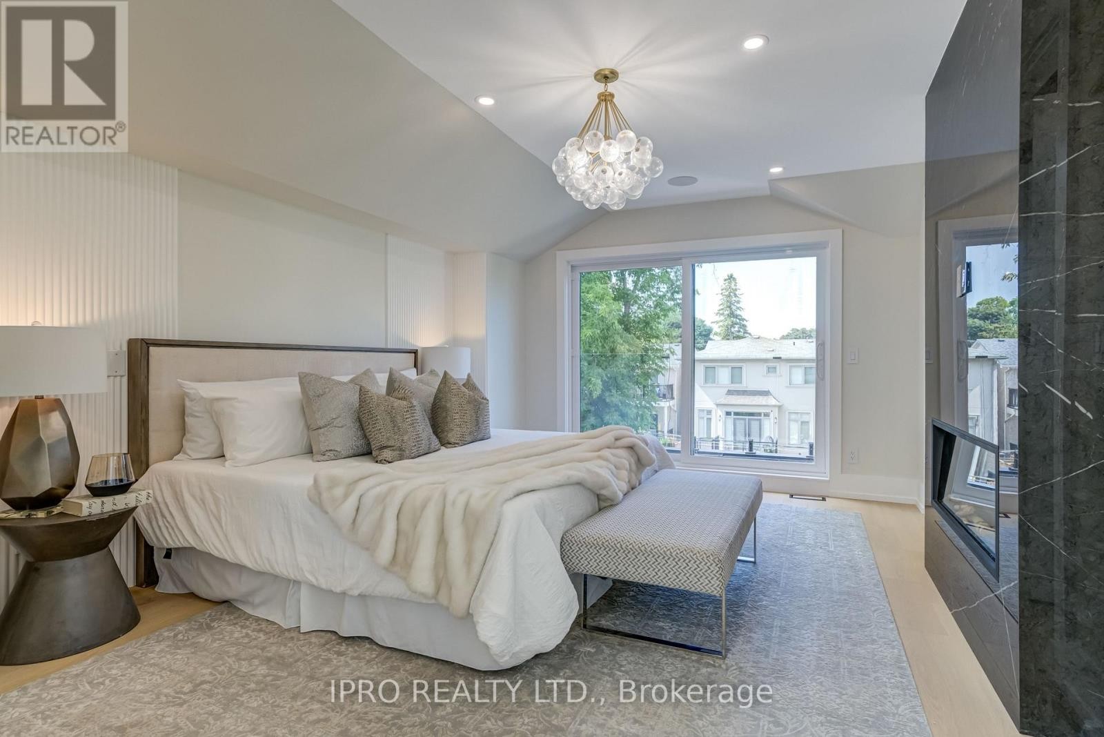 












594 BROADWAY AVENUE

,
Toronto (Leaside),




Ontario
M4G2S5

