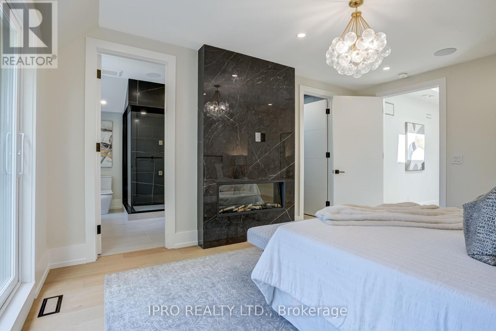 












594 BROADWAY AVENUE

,
Toronto (Leaside),




Ontario
M4G2S5

