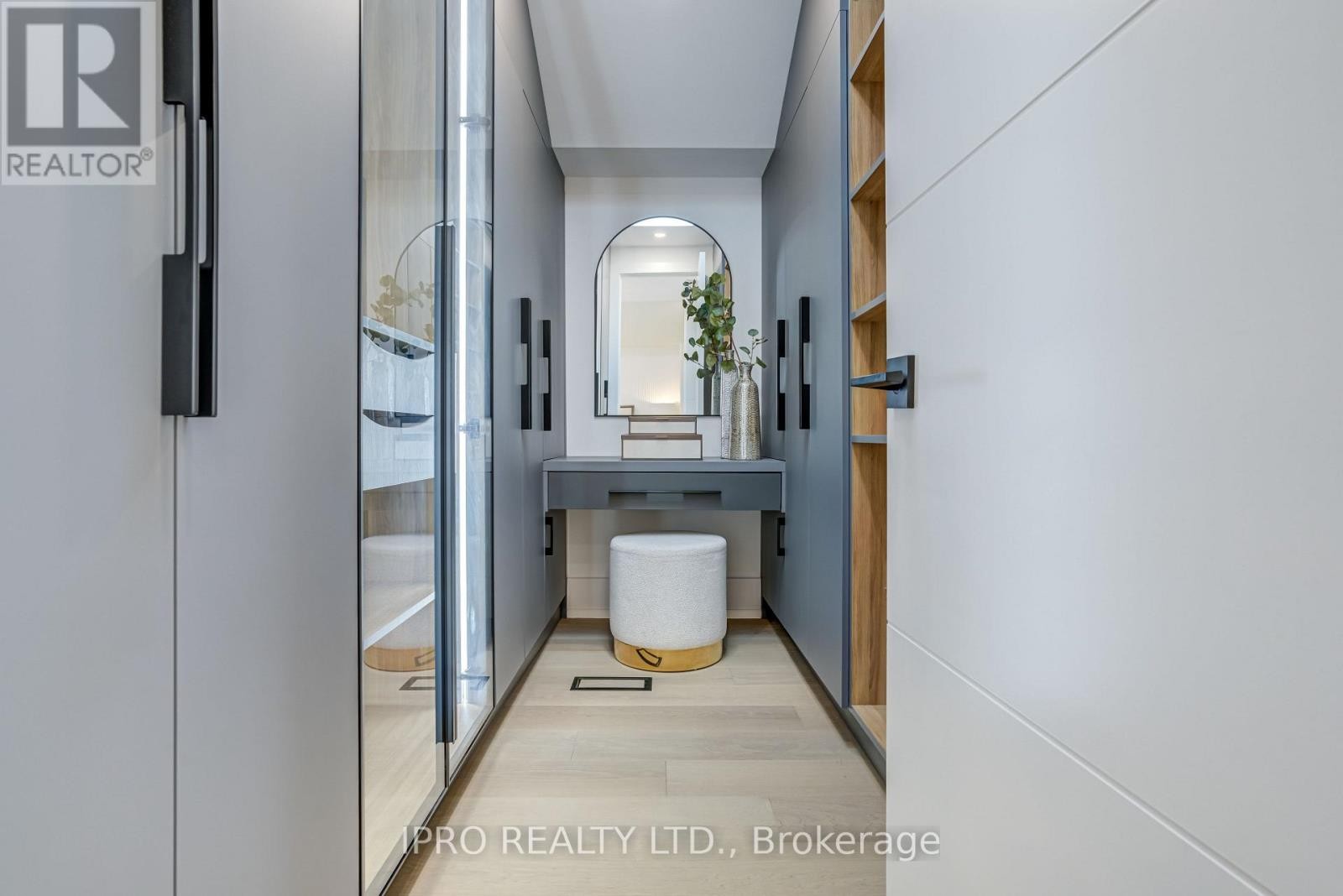 












594 BROADWAY AVENUE

,
Toronto (Leaside),




Ontario
M4G2S5

