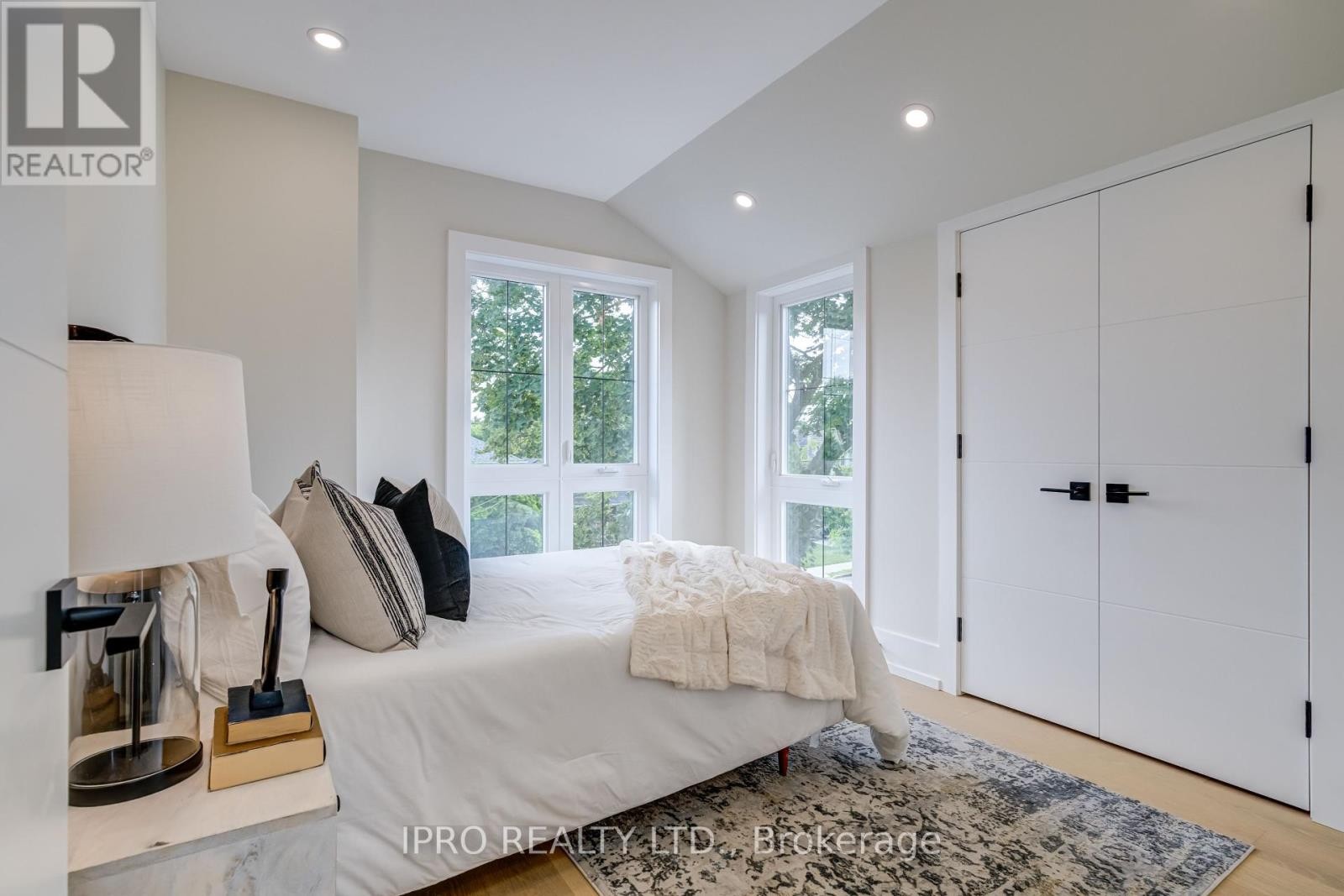 












594 BROADWAY AVENUE

,
Toronto (Leaside),




Ontario
M4G2S5


