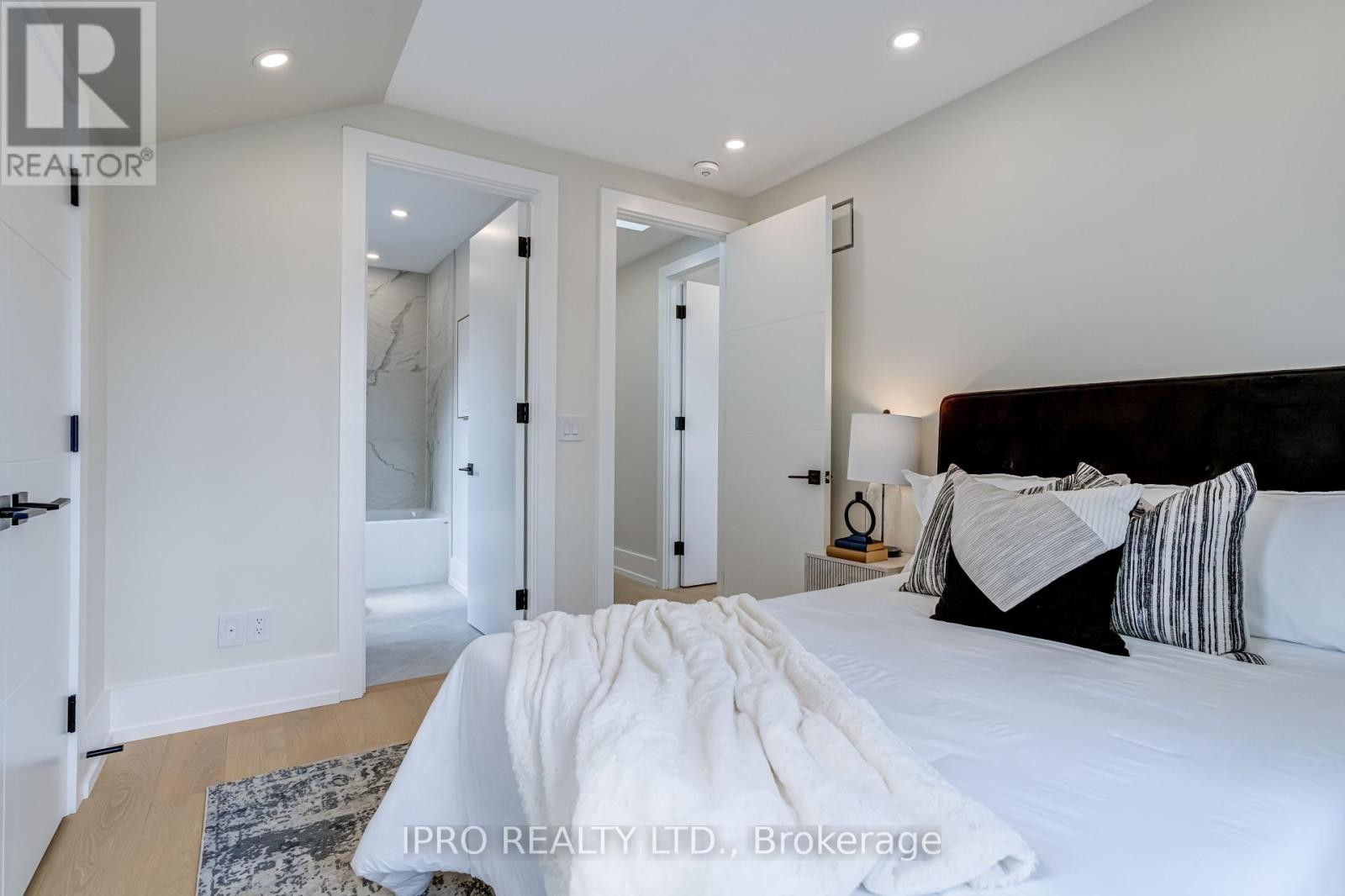 












594 BROADWAY AVENUE

,
Toronto (Leaside),




Ontario
M4G2S5

