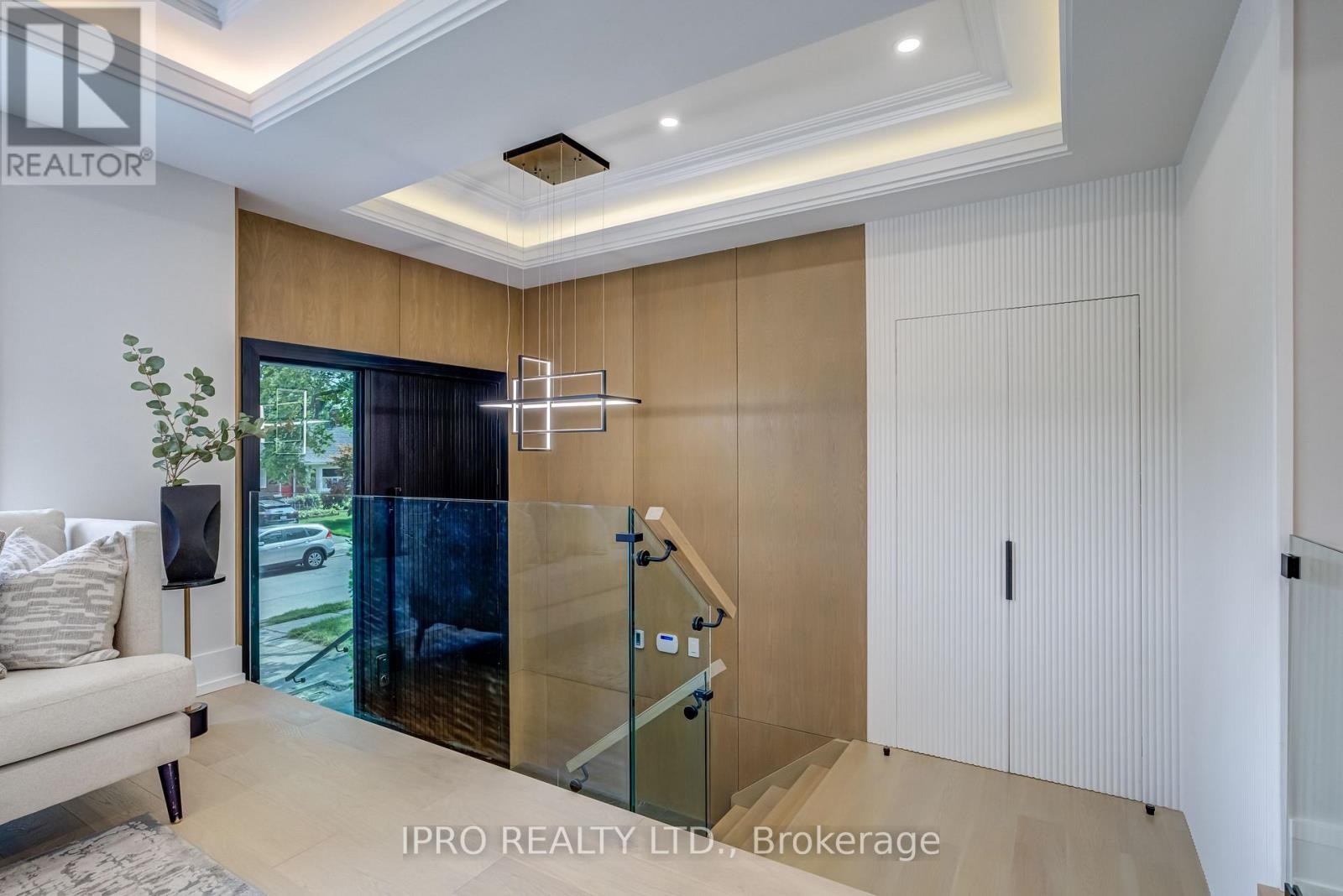 












594 BROADWAY AVENUE

,
Toronto (Leaside),




Ontario
M4G2S5

