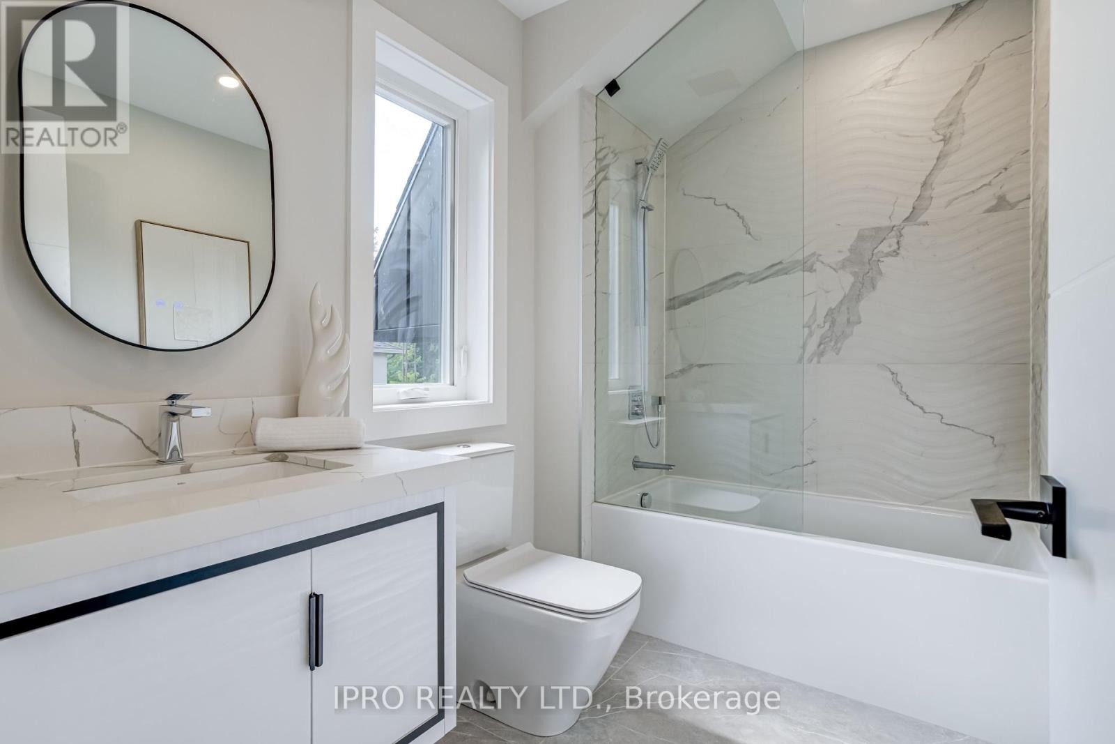 












594 BROADWAY AVENUE

,
Toronto (Leaside),




Ontario
M4G2S5


