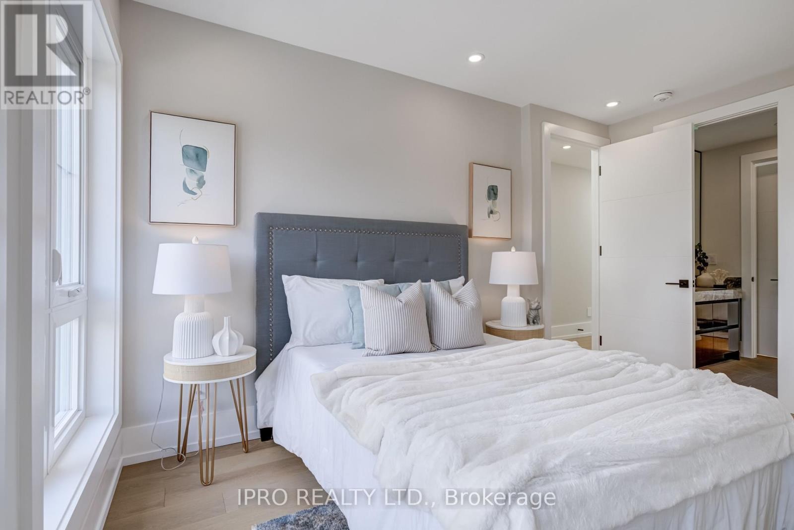 












594 BROADWAY AVENUE

,
Toronto (Leaside),




Ontario
M4G2S5

