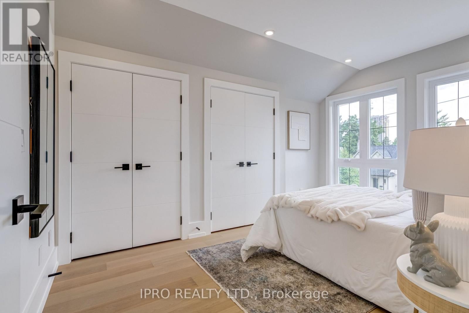 












594 BROADWAY AVENUE

,
Toronto (Leaside),




Ontario
M4G2S5

