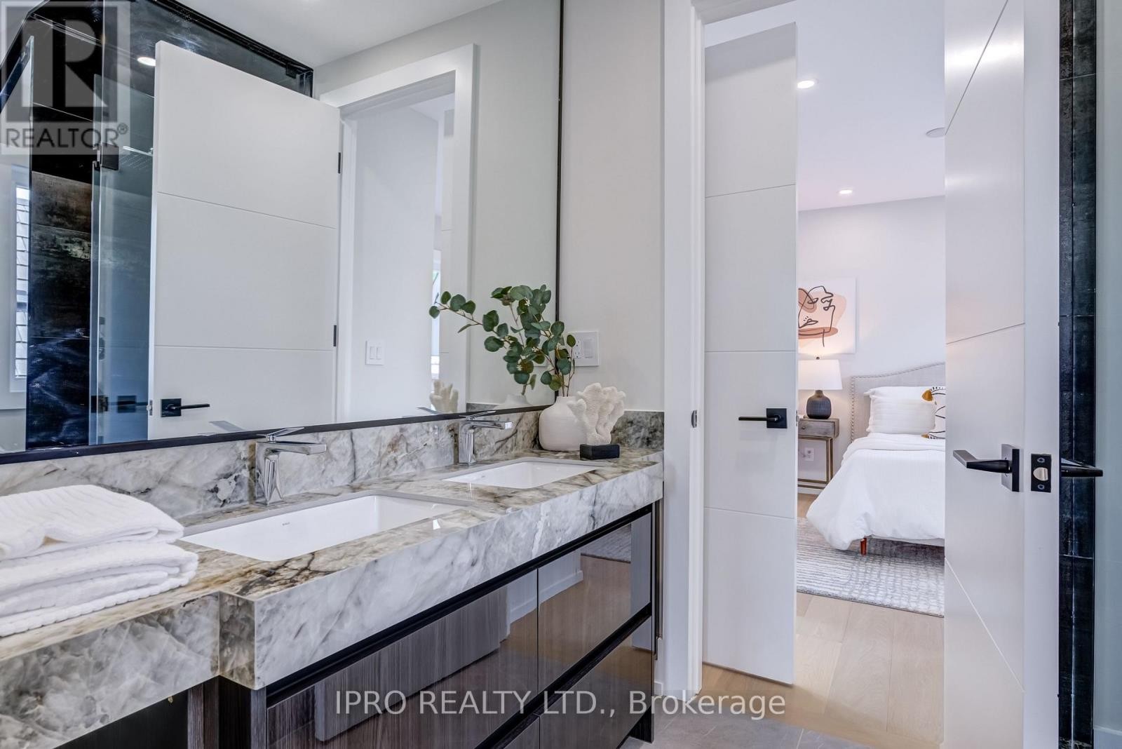 












594 BROADWAY AVENUE

,
Toronto (Leaside),




Ontario
M4G2S5


