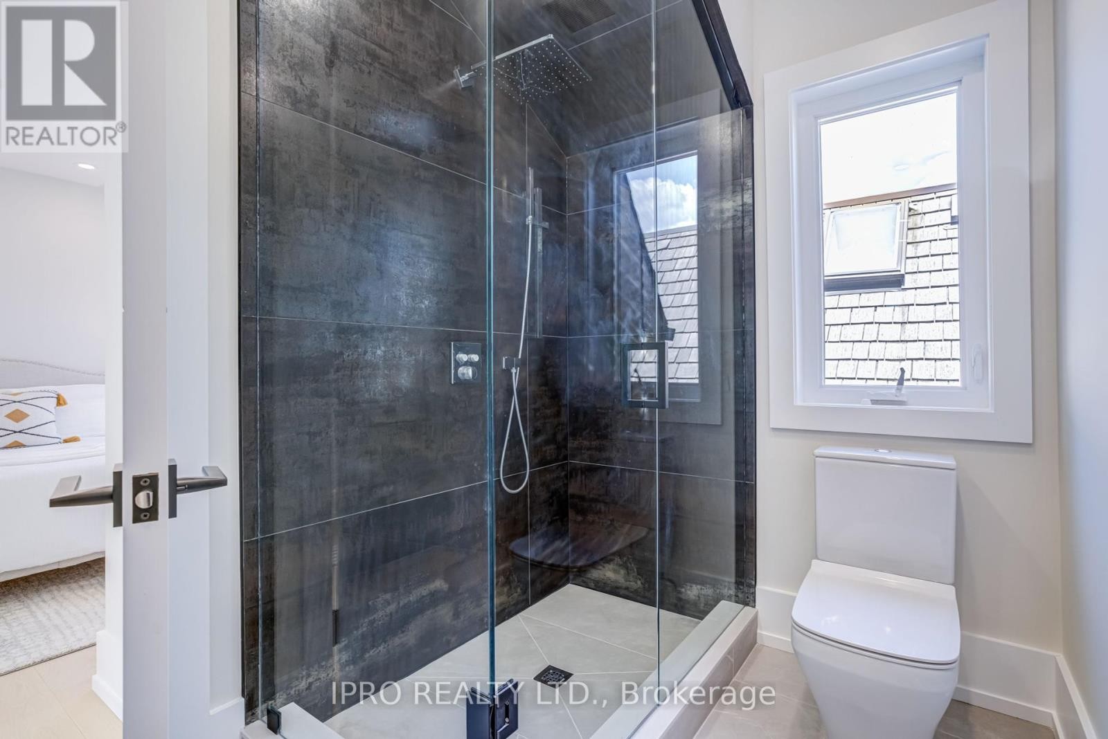












594 BROADWAY AVENUE

,
Toronto (Leaside),




Ontario
M4G2S5

