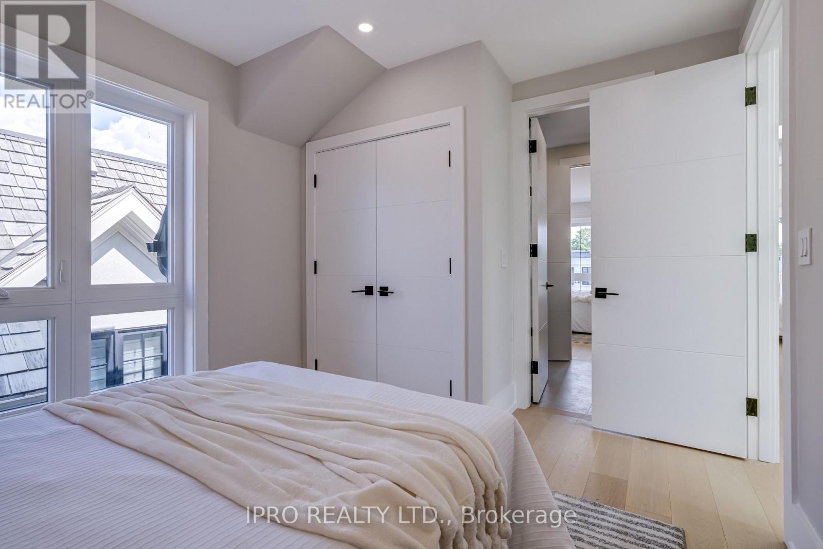 












594 BROADWAY AVENUE

,
Toronto (Leaside),




Ontario
M4G2S5

