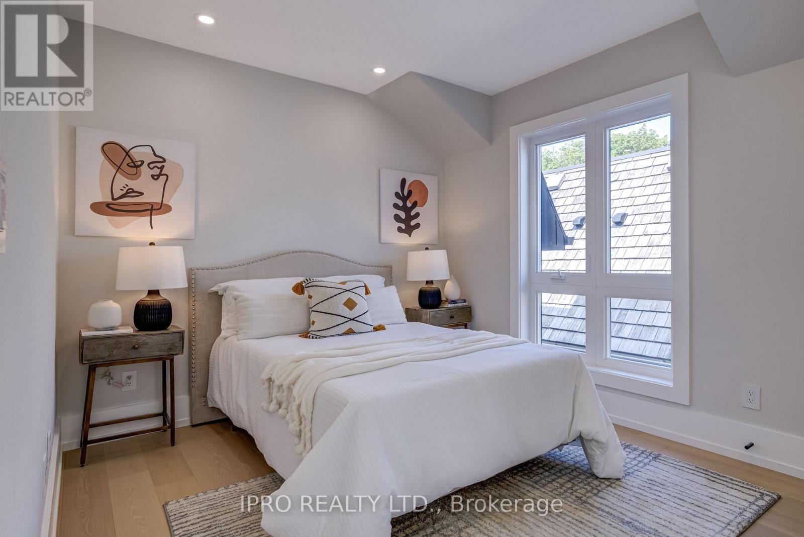 












594 BROADWAY AVENUE

,
Toronto (Leaside),




Ontario
M4G2S5


