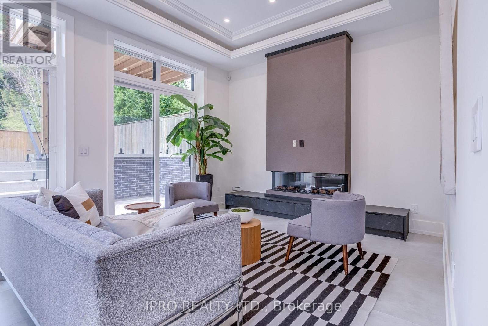 












594 BROADWAY AVENUE

,
Toronto (Leaside),




Ontario
M4G2S5

