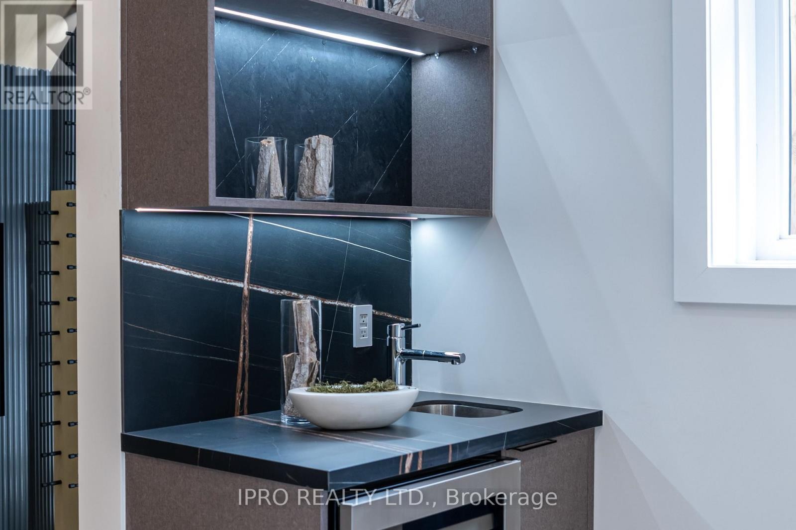 












594 BROADWAY AVENUE

,
Toronto (Leaside),




Ontario
M4G2S5

