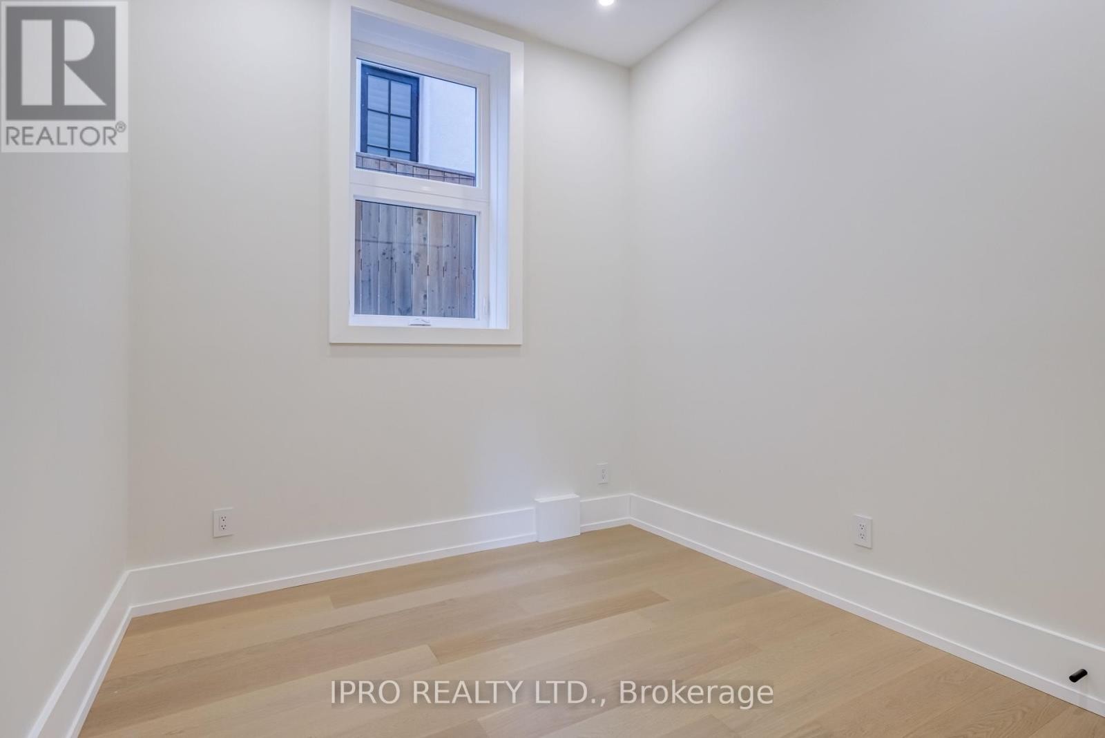 












594 BROADWAY AVENUE

,
Toronto (Leaside),




Ontario
M4G2S5

