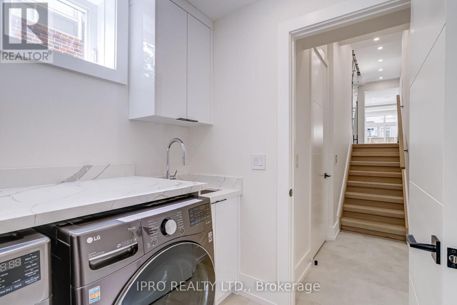 












594 BROADWAY AVENUE

,
Toronto (Leaside),




Ontario
M4G2S5

