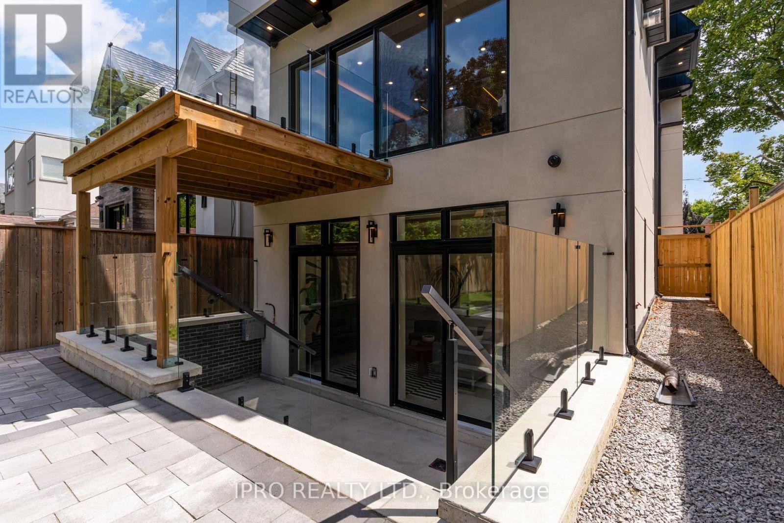 












594 BROADWAY AVENUE

,
Toronto (Leaside),




Ontario
M4G2S5


