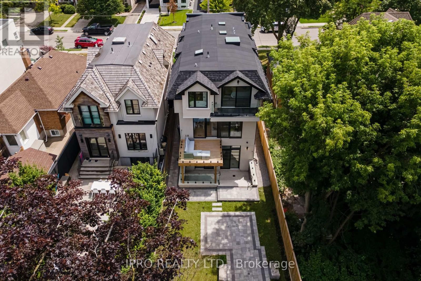 












594 BROADWAY AVENUE

,
Toronto (Leaside),




Ontario
M4G2S5


