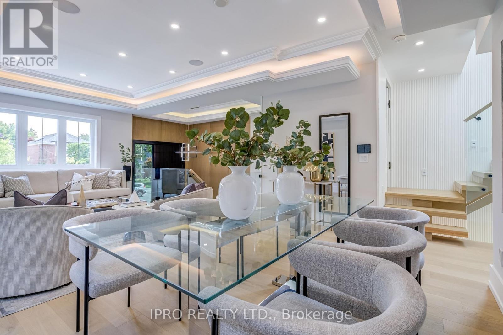 












594 BROADWAY AVENUE

,
Toronto (Leaside),




Ontario
M4G2S5

