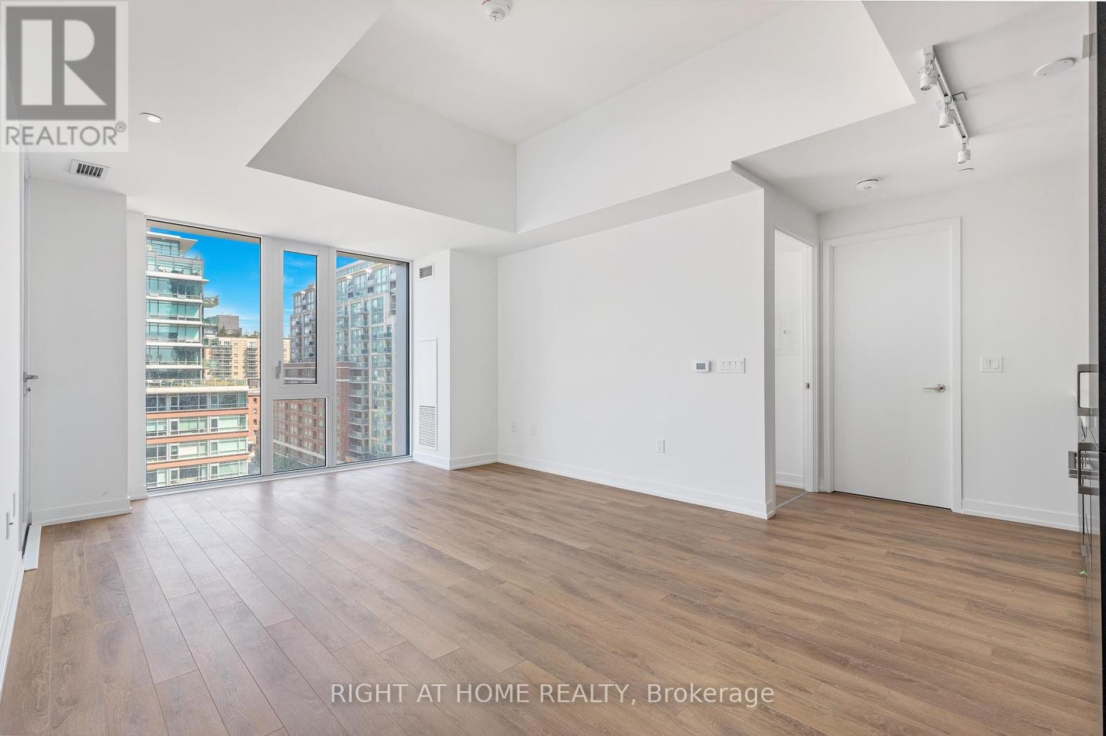 












714 - 158 FRONT STREET E

,
Toronto (Moss Park),




Ontario
M5A0K9

