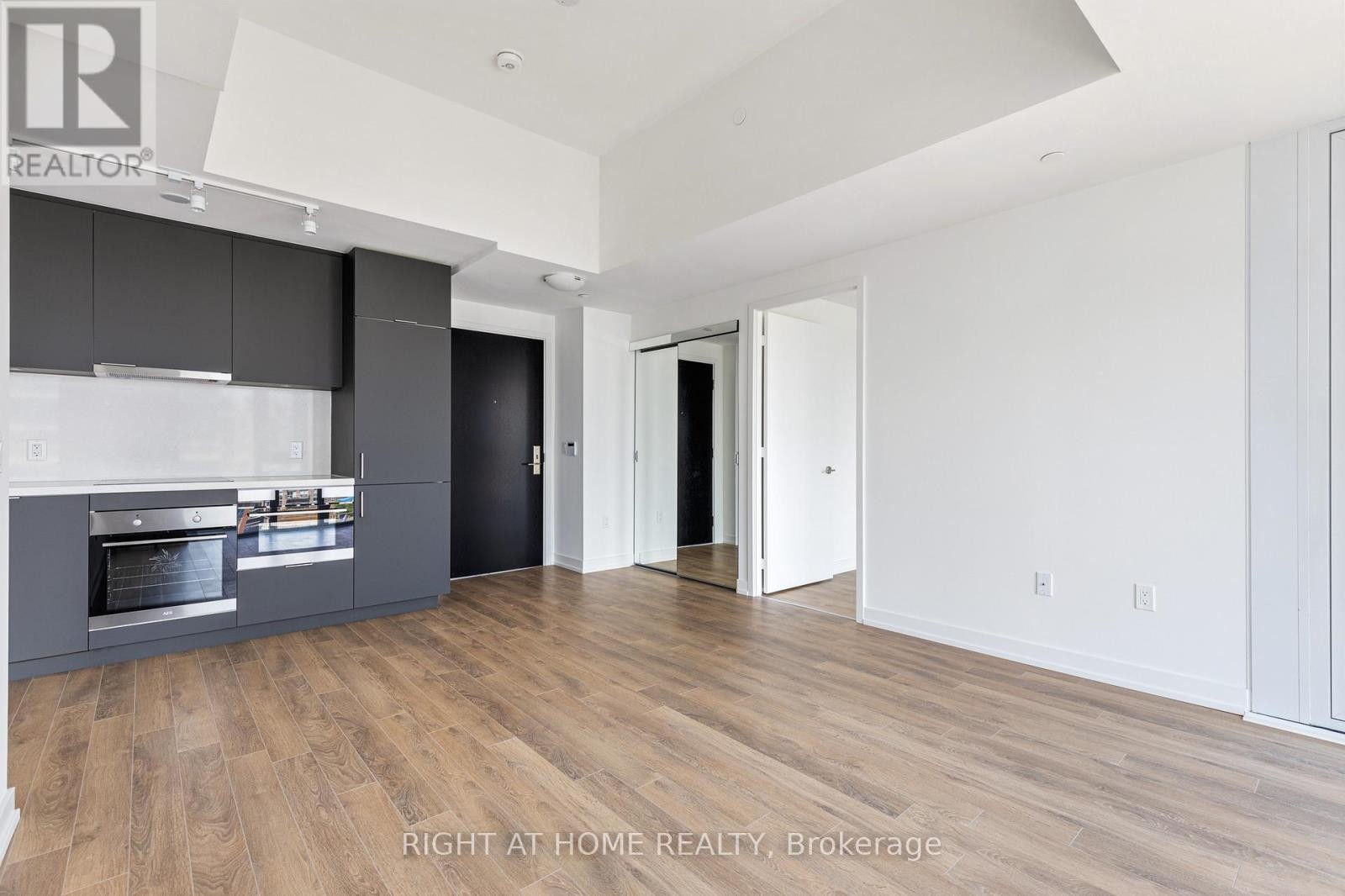 












714 - 158 FRONT STREET E

,
Toronto (Moss Park),




Ontario
M5A0K9

