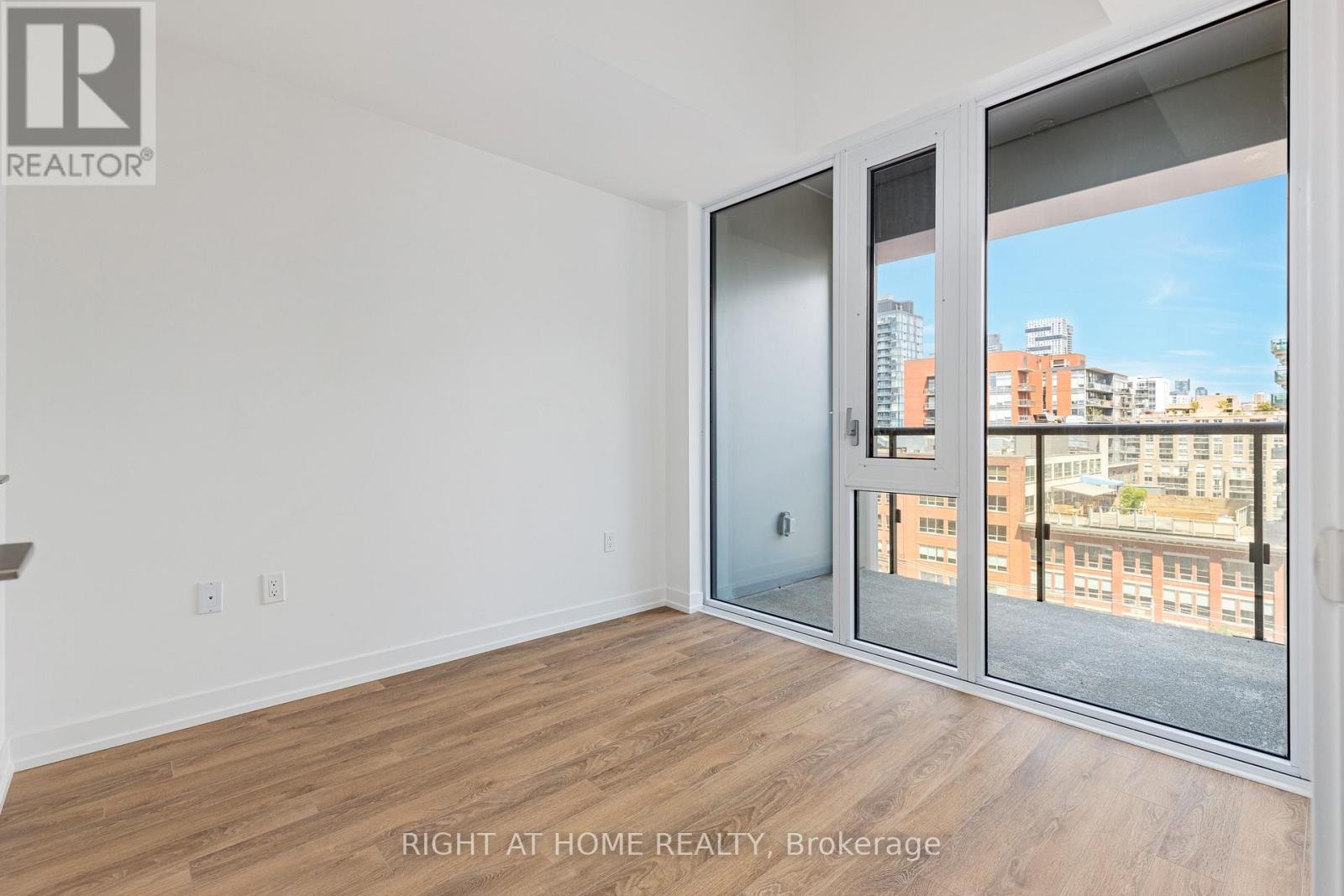 












714 - 158 FRONT STREET E

,
Toronto (Moss Park),




Ontario
M5A0K9

