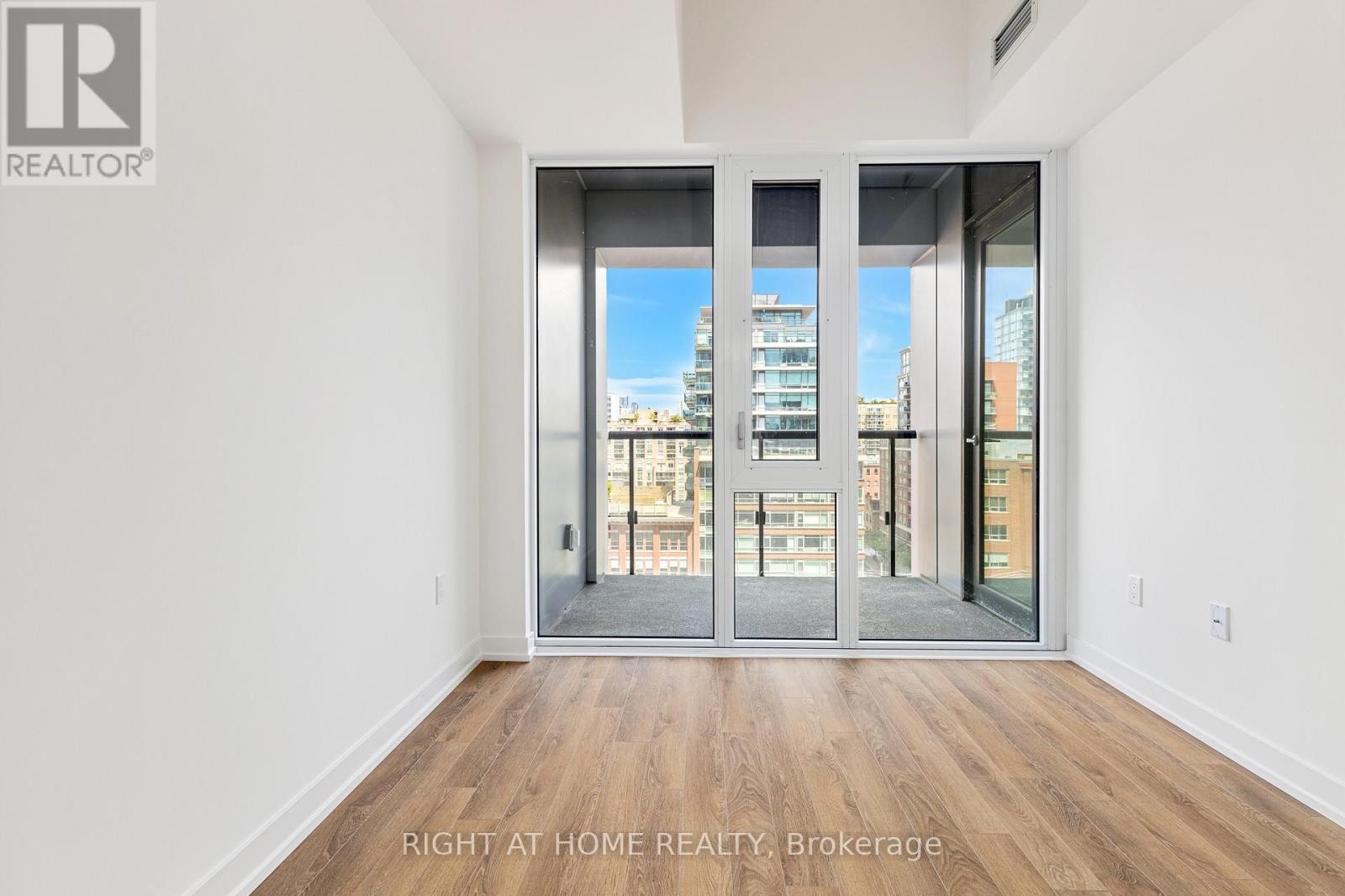 












714 - 158 FRONT STREET E

,
Toronto (Moss Park),




Ontario
M5A0K9

