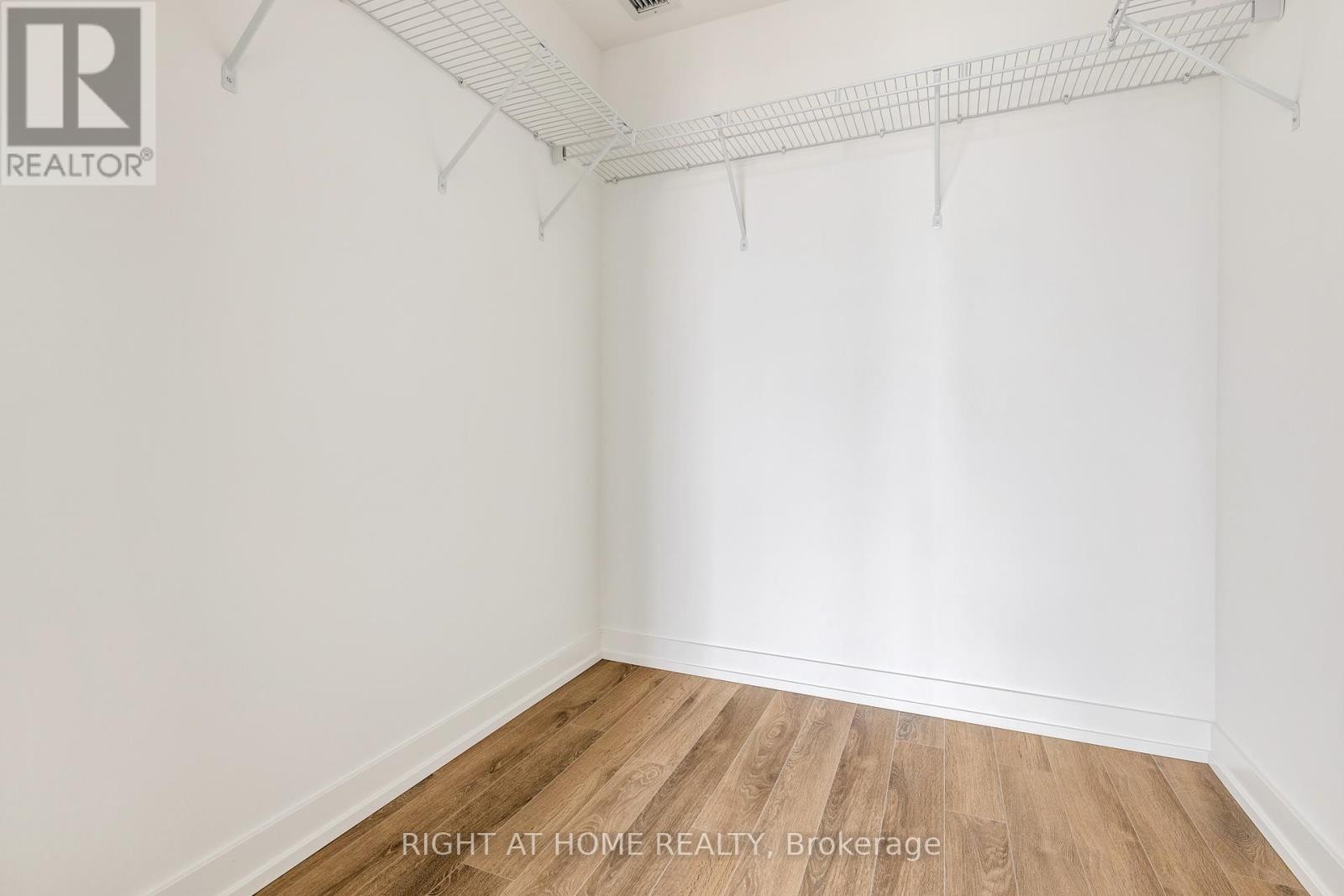 












714 - 158 FRONT STREET E

,
Toronto (Moss Park),




Ontario
M5A0K9

