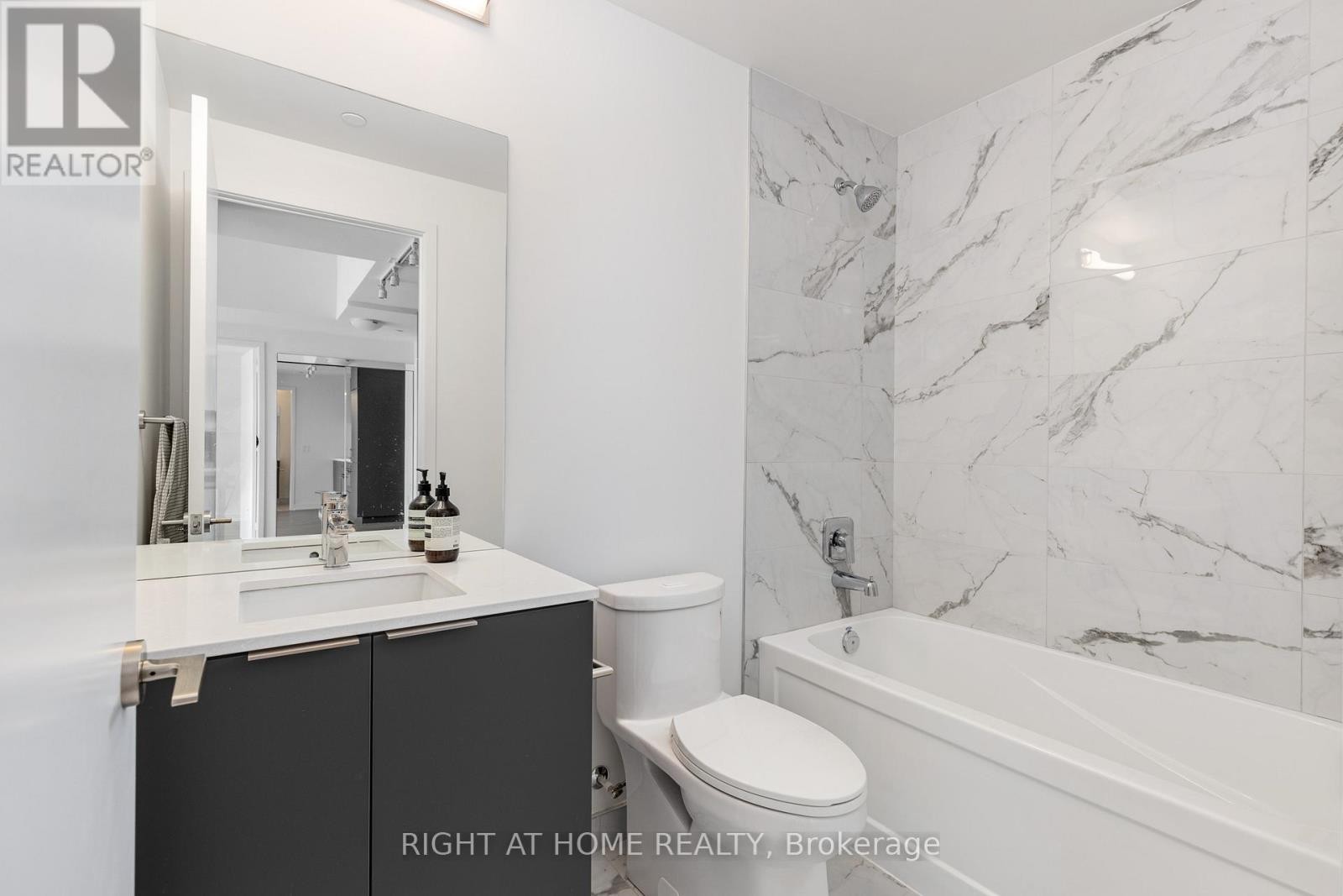 












714 - 158 FRONT STREET E

,
Toronto (Moss Park),




Ontario
M5A0K9

