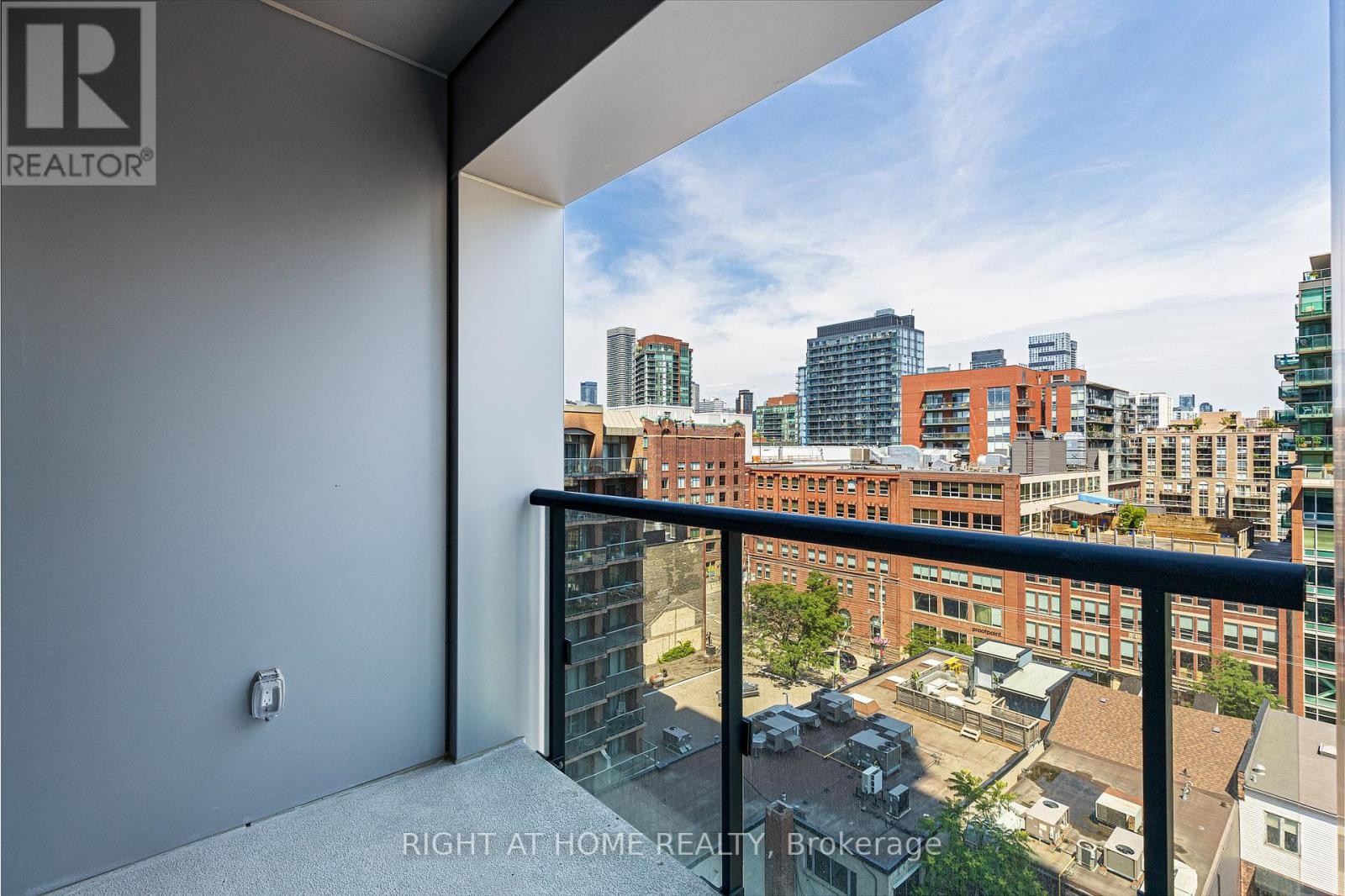 












714 - 158 FRONT STREET E

,
Toronto (Moss Park),




Ontario
M5A0K9

