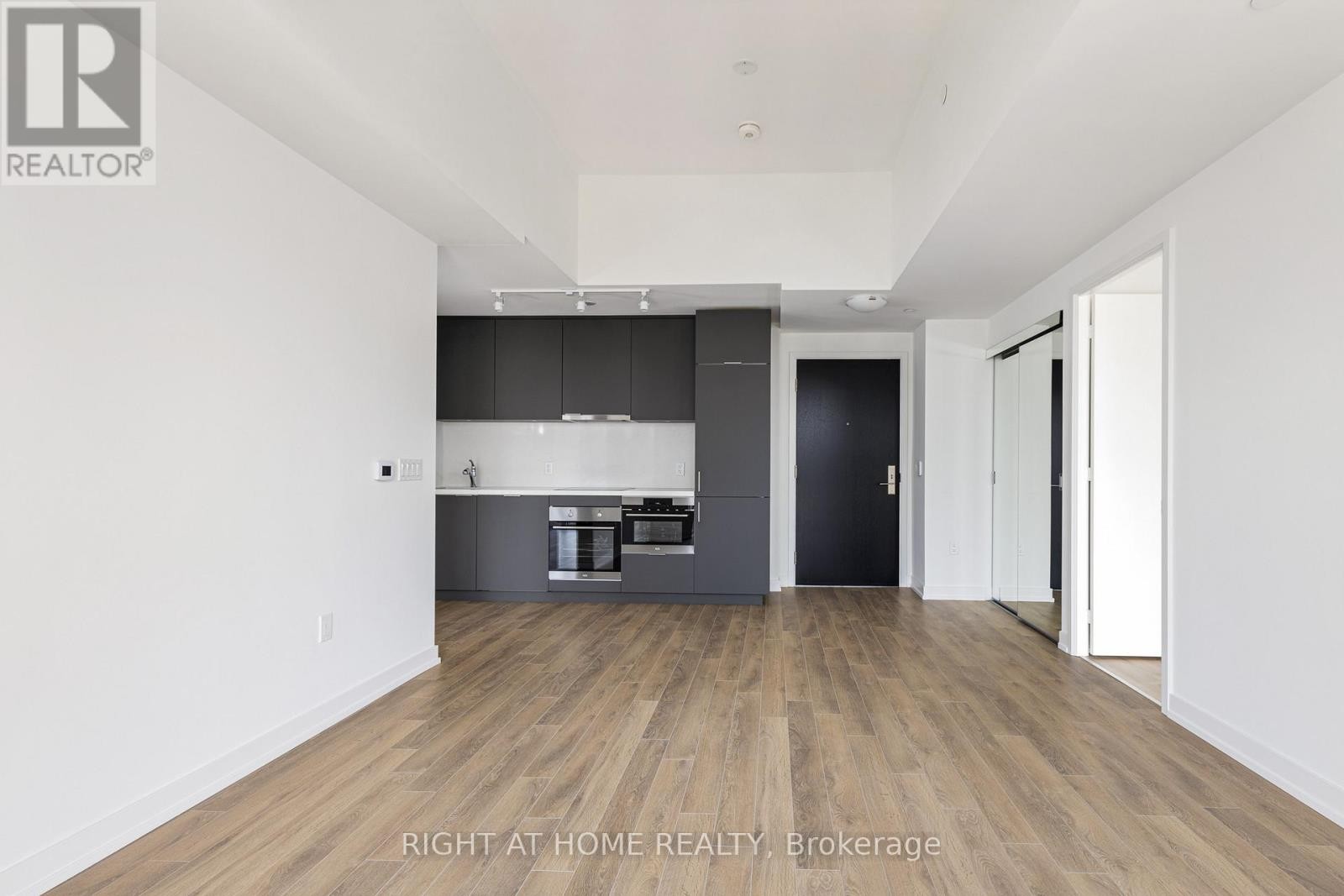 












714 - 158 FRONT STREET E

,
Toronto (Moss Park),




Ontario
M5A0K9

