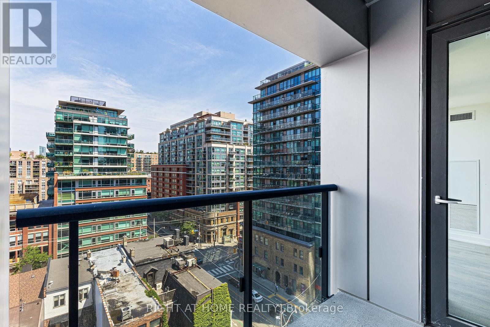 












714 - 158 FRONT STREET E

,
Toronto (Moss Park),




Ontario
M5A0K9

