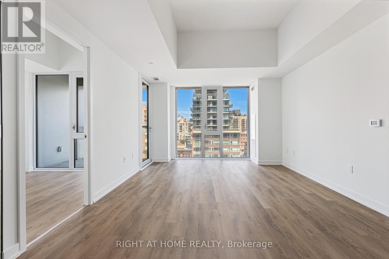 












714 - 158 FRONT STREET E

,
Toronto (Moss Park),




Ontario
M5A0K9

